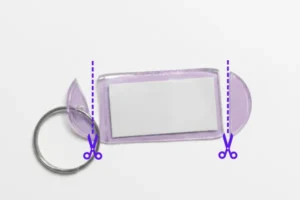 100均のネームキーホルダーの両端をハサミで切る